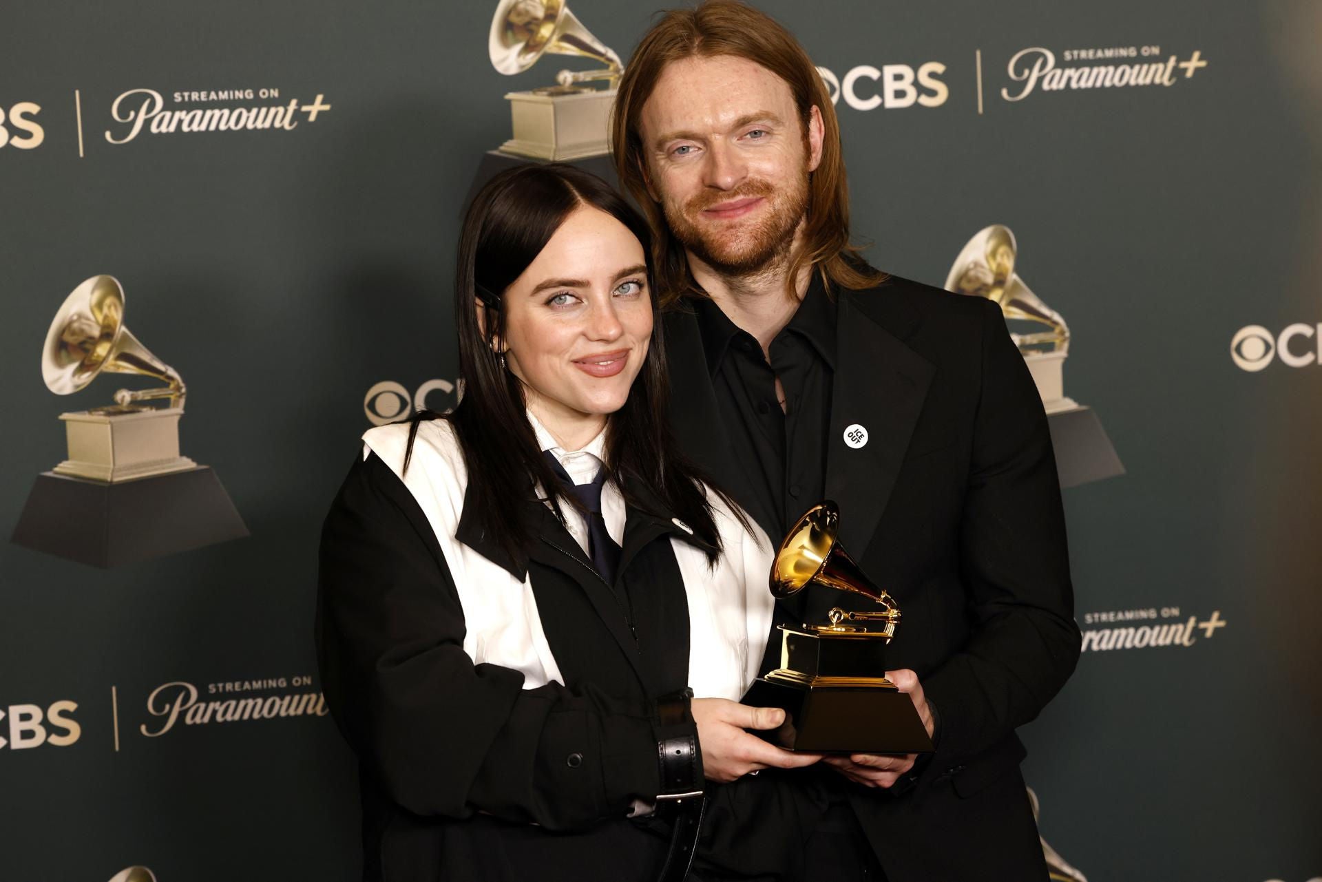 LOS ANGELES (United States), 02/02/2026.- US singer-songwriter Billie Eilish (L) and US singer-songwriter Finneas (R) pose in the press with the award for song of the year for 'Wildflower' during the 68th annual Grammy Awards ceremony at Crypto.com Arena in Los Angeles, California, USA, 01 February 2026. EFE/EPA/JILL CONNELLY
