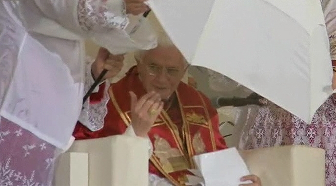 El Papa celebra la vigilia con los jóvenes bajo una fuerte tormenta | ORAIN