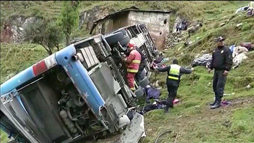 Video: 24 muertos y 29 heridos en un accidente de autobús en Perú | ORAIN