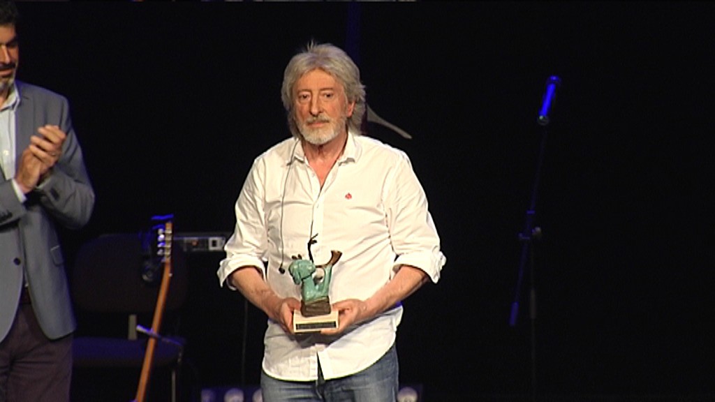 Benito Lertxundi Adarra Saria jasotzen Donostian