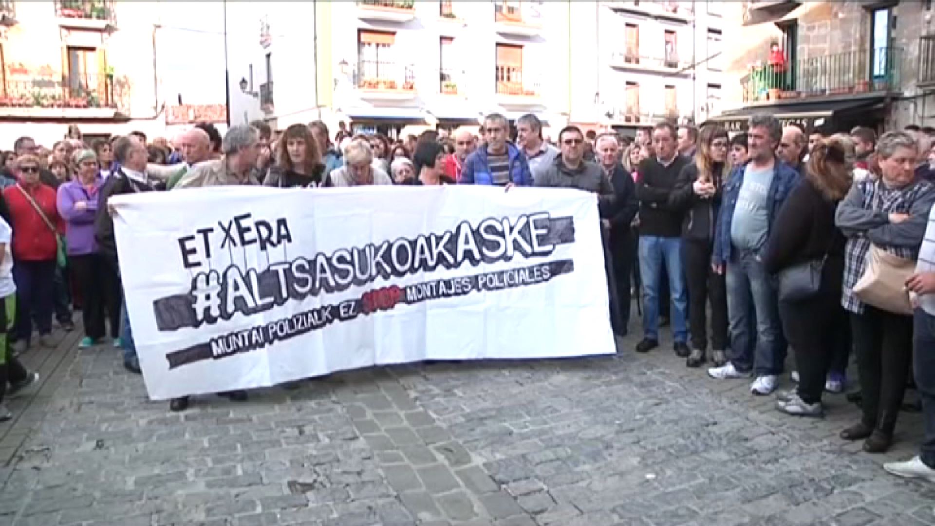 Vídeo: Miles de personas salen a las calles de Alsasua contra las ...