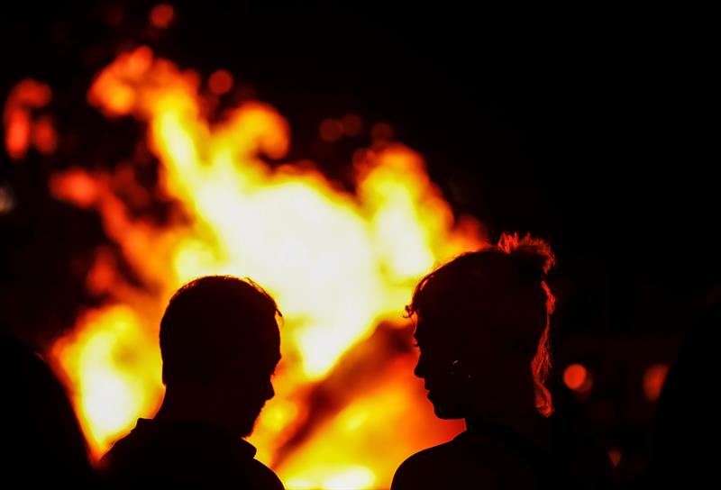 Hoguera de San Juan. Foto de archivo: EFE