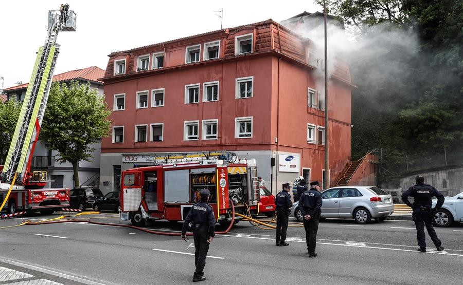 Vídeo: 13 afectados por inhalación de humo en incendio de un piso en ...