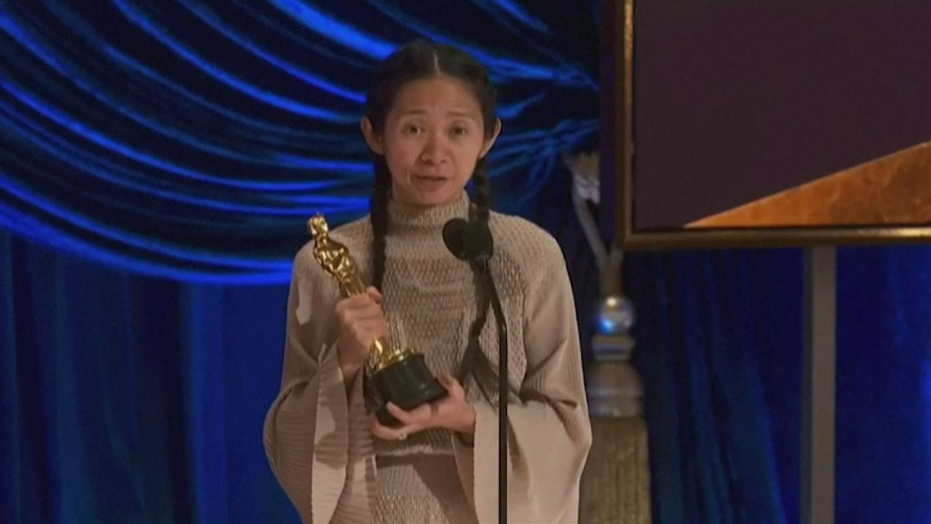 Vídeo Chloé Zhao gana el Óscar a la mejor dirección por "Nomadland