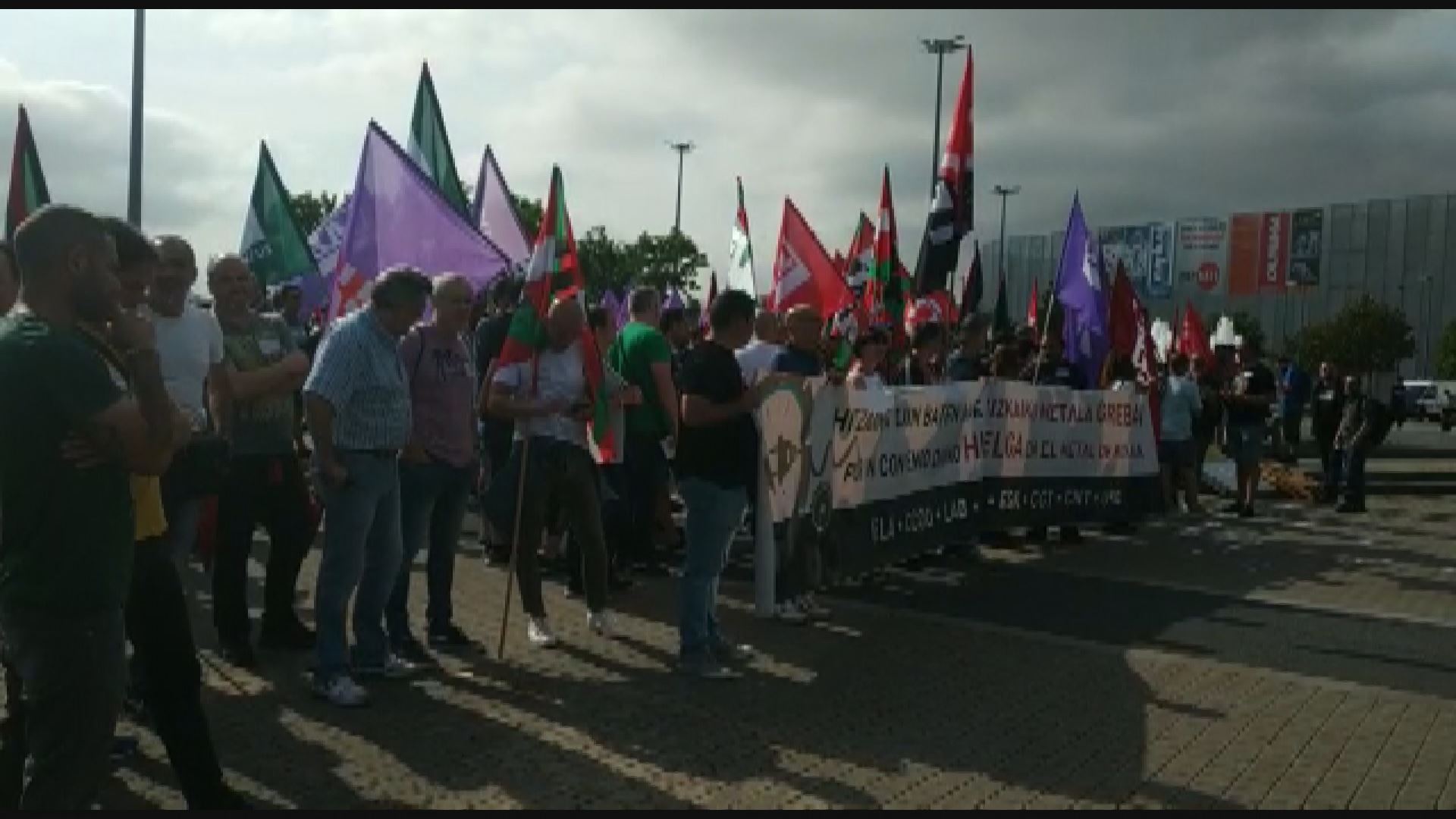 Vídeo: Los sindicatos del metal de Bizkaia se manifiestan a las puertas ...