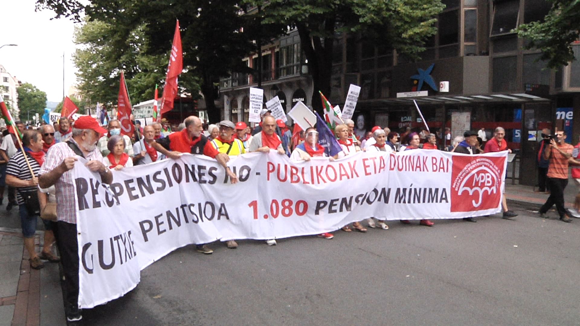 Vídeo: Miles de personas se manifiestan en Bilbao para exigir la ...