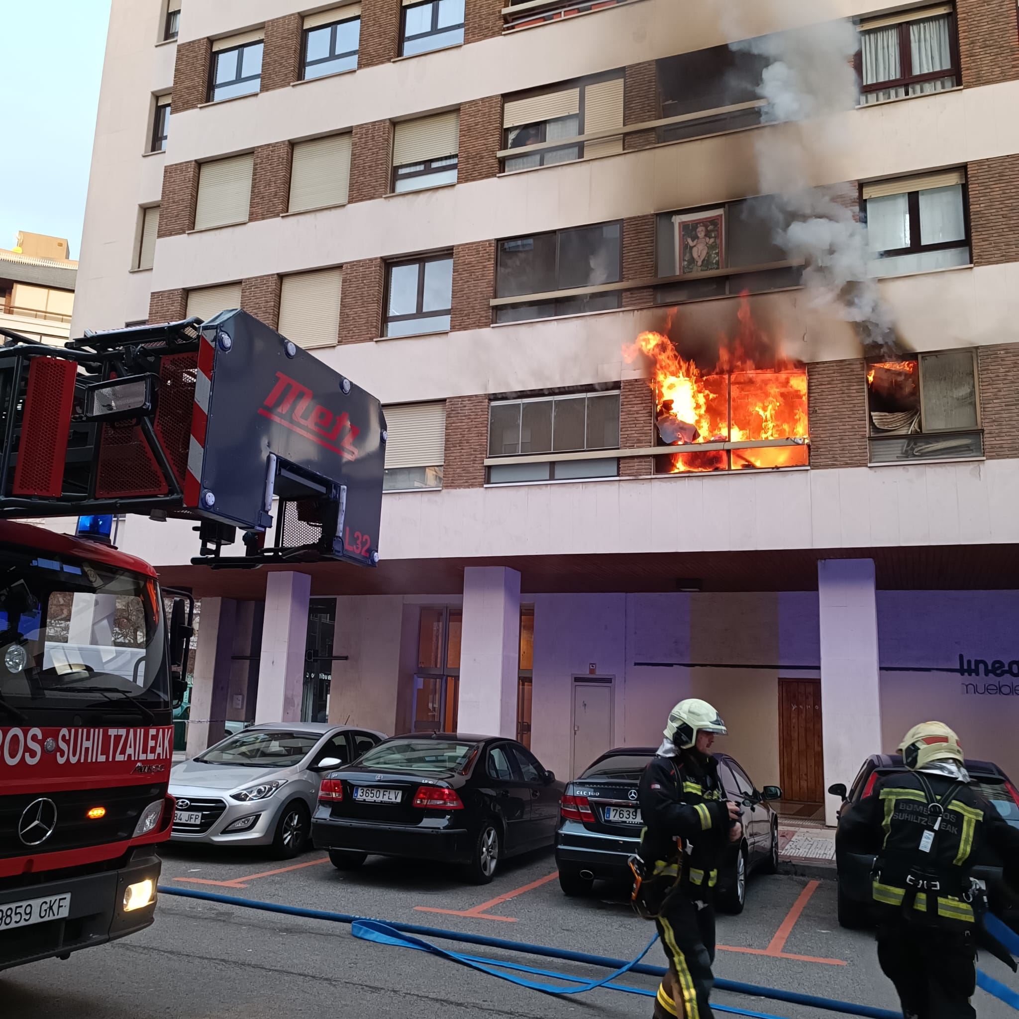 13 personas trasladadas al hospital por inhalación de humo en un ...