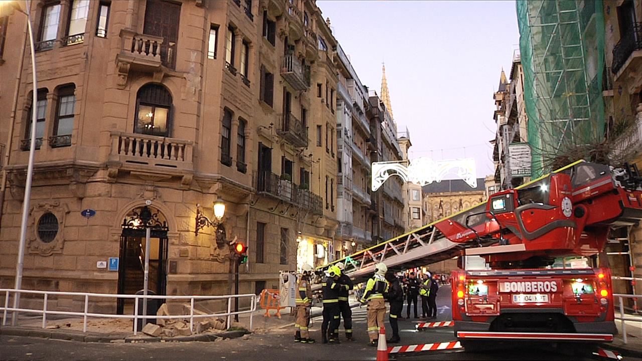 Un trozo de un balcón de la calle Easo de San Sebastián se desprende ...