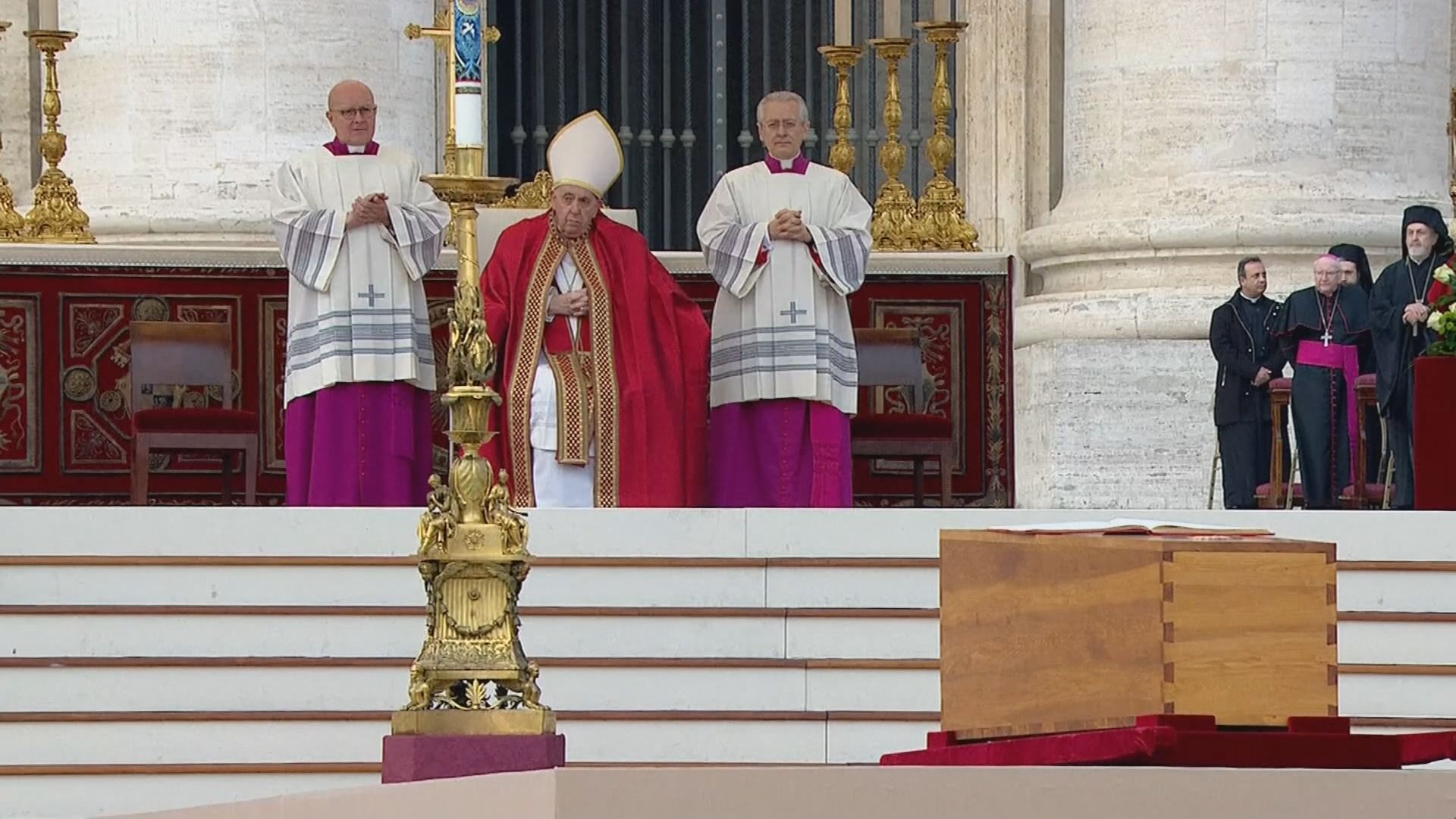 Vídeo: Comienza el funeral de Benedicto XVI presidido por el papa Francisco