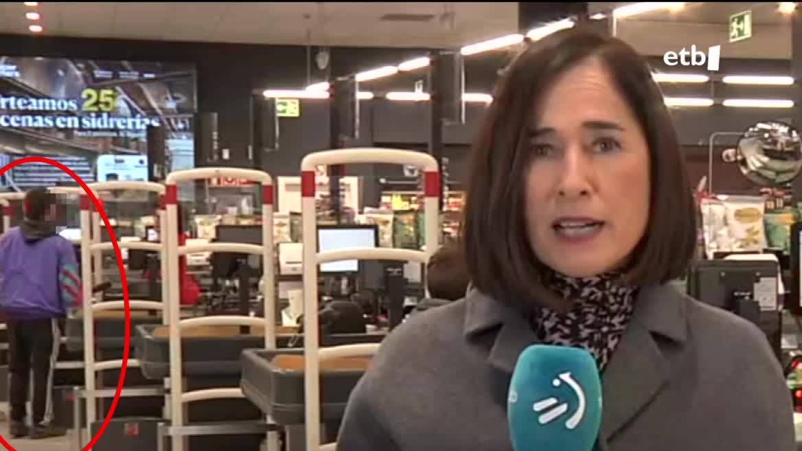 Gizon batek lapurreta egin du supermerkatu batean, Pilar Insausti EITBko kazetaria zuzenean informatzen ari zela. Hau da unea.