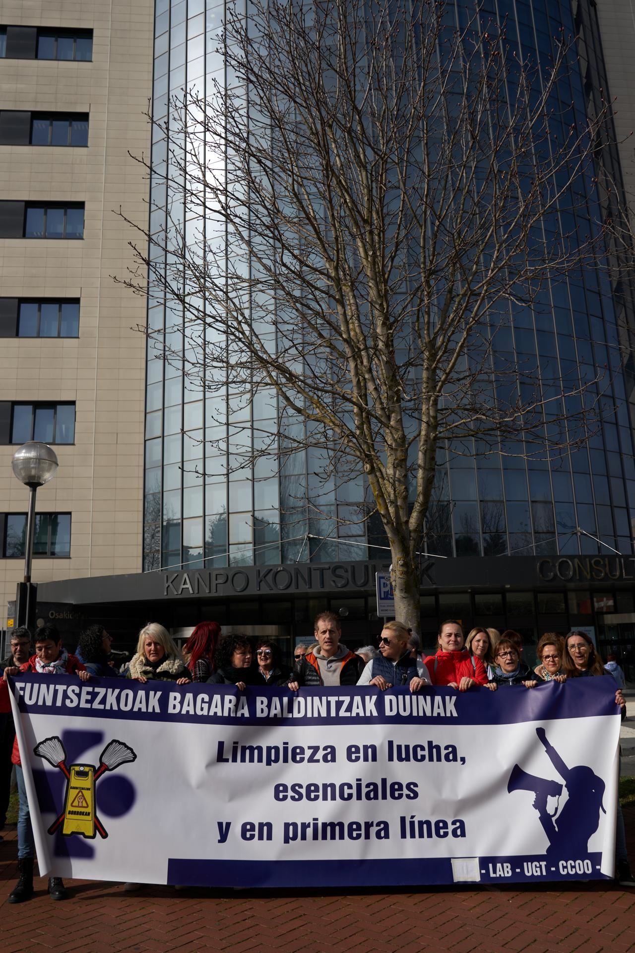 Las trabajadoras de la limpieza de Osakidetza inician este lunes un ...