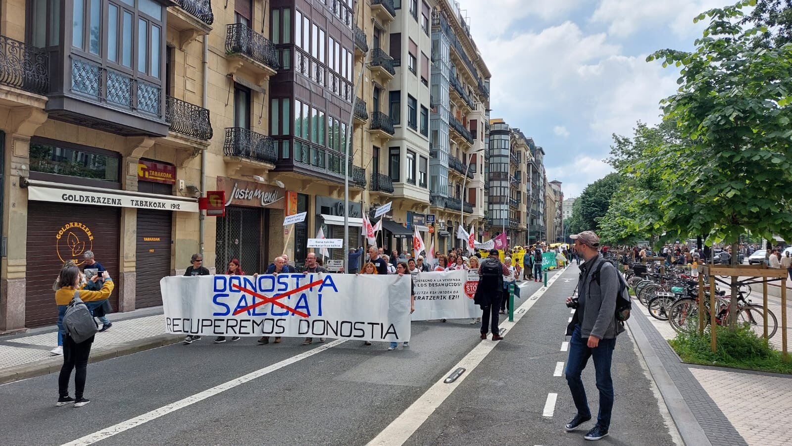 Cientos de personas salen a la calle en San Sebastián en contra del ...