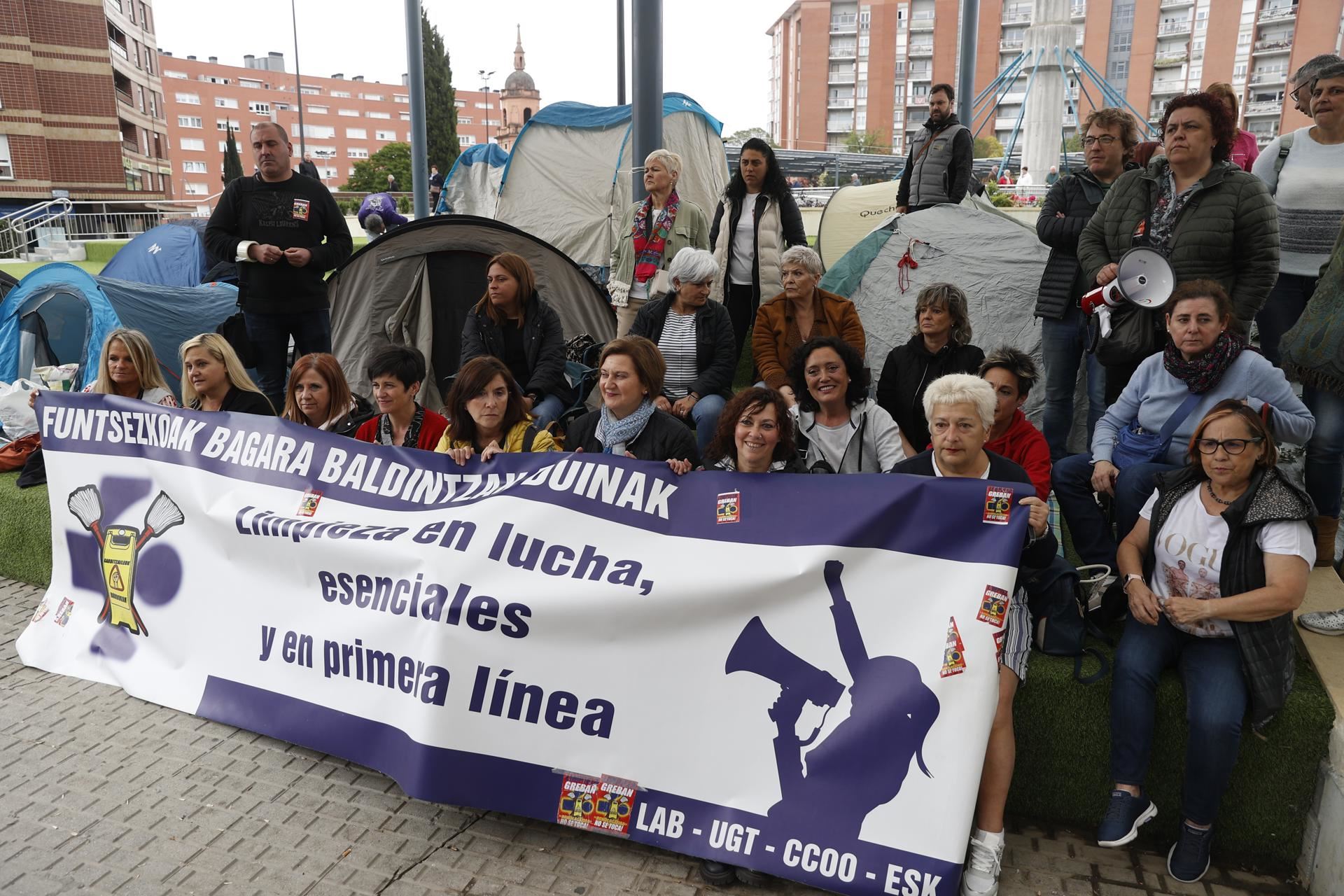 Trabajadoras de la limpieza de Osakidetza acampan ante el Hospital de ...