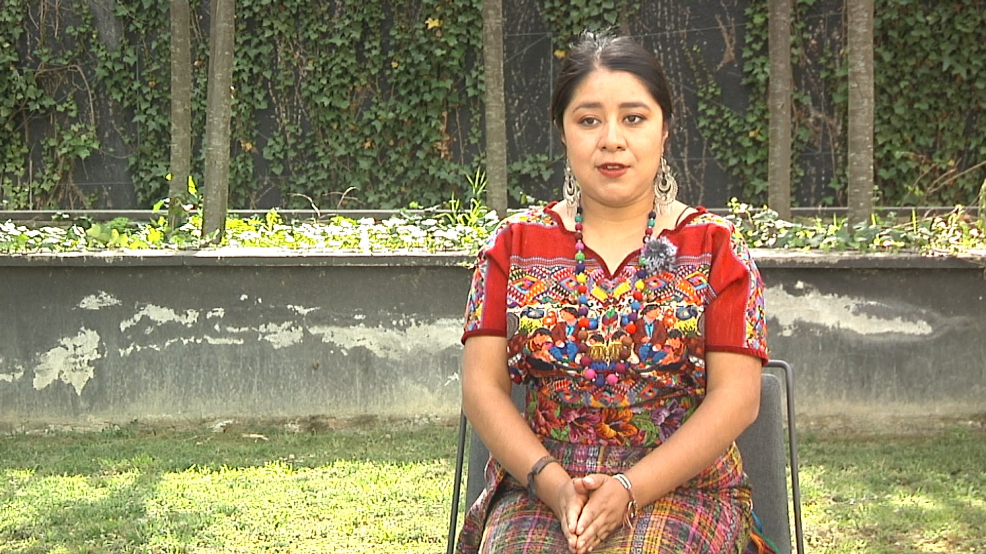 Más de 200.000 personas fueron asesinadas y desaparecidas en el conflicto armado de Guatemala, entre el 60 y el 96. La joven cantautora utiliza su arte para dar voz a una memoria que considera silenciada. Está de visita en Euskadi para presentar el documental sobre el conflicto.