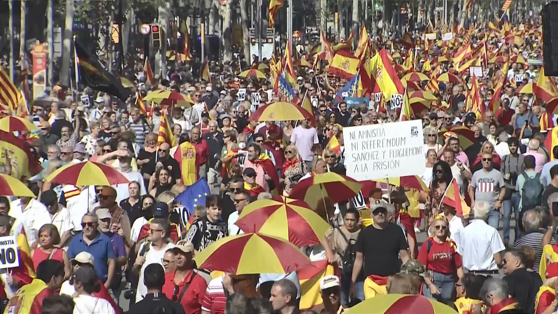 Miles de personas se manifiestan en Barcelona contra la amnistía con ...