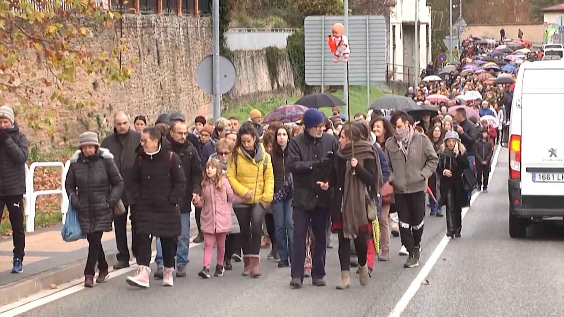 Vídeo: Cientos de personas salen a la calle en Estella contra el cierre ...