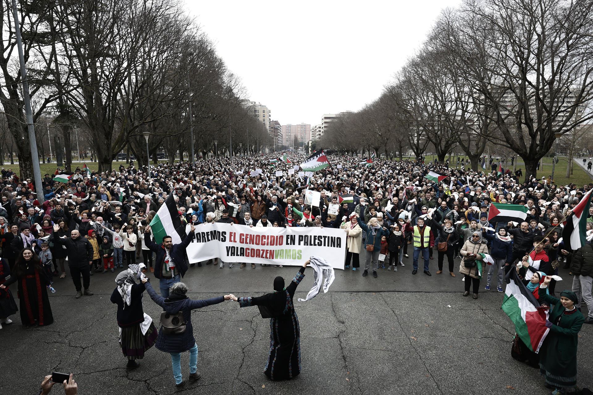 Miles de personas salen a la calle en Pamplona y Bilbao en apoyo al ...