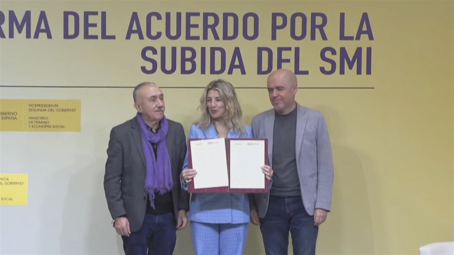 Vídeo: Yolanda Díaz firma con CC. OO. y UGT el acuerdo para la subida ...