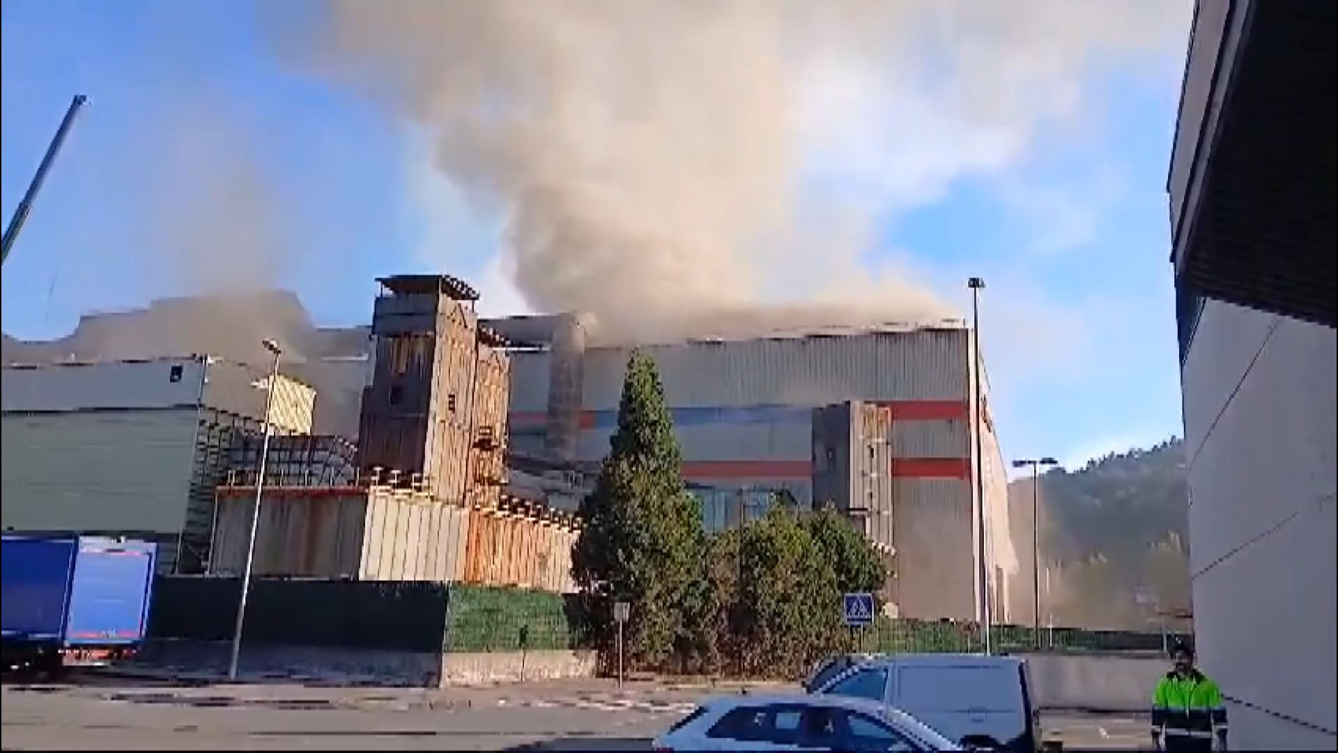 Vídeo: Una explosión causa daños materiales leves en la planta de ...