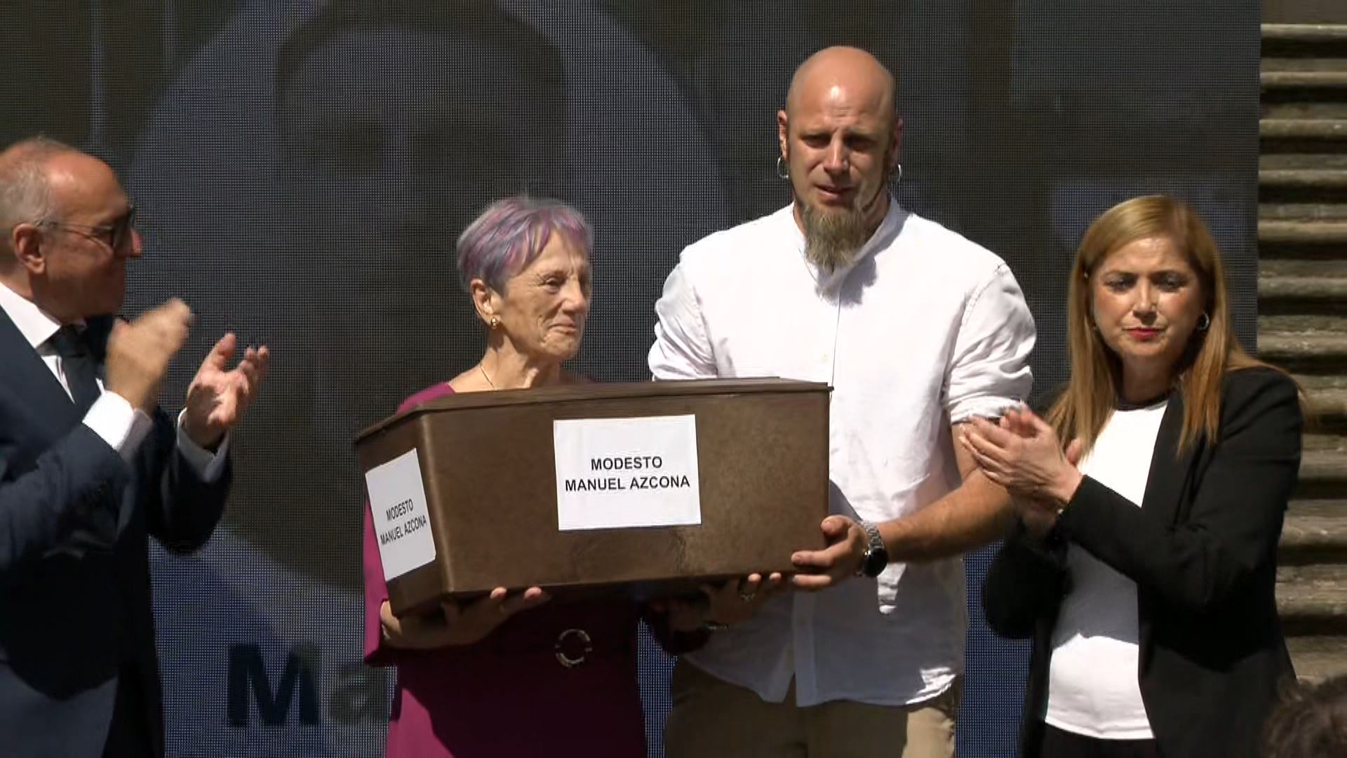 Mark Azcona Vídeo: Sentido homenaje a Manuel Azcona en Vitoria, en la entrega de ...