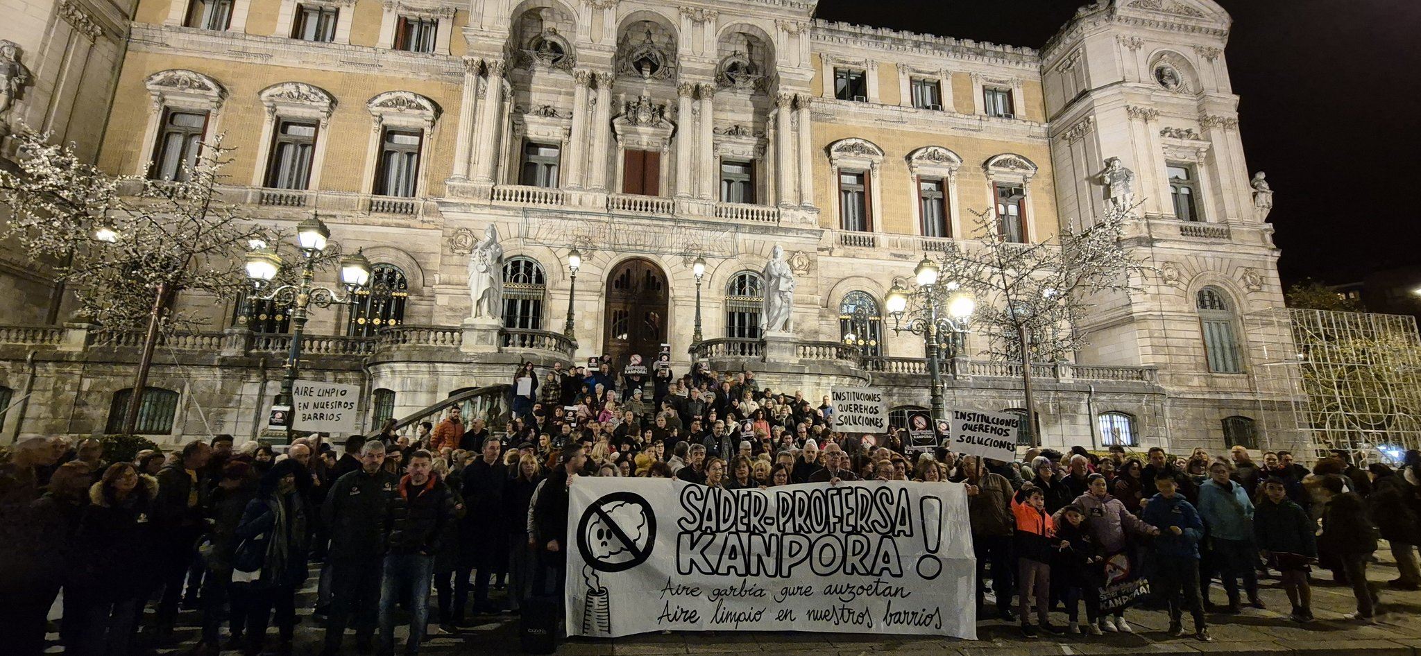 Cientos de vecinos se concentran para pedir el cese de actividad en ...