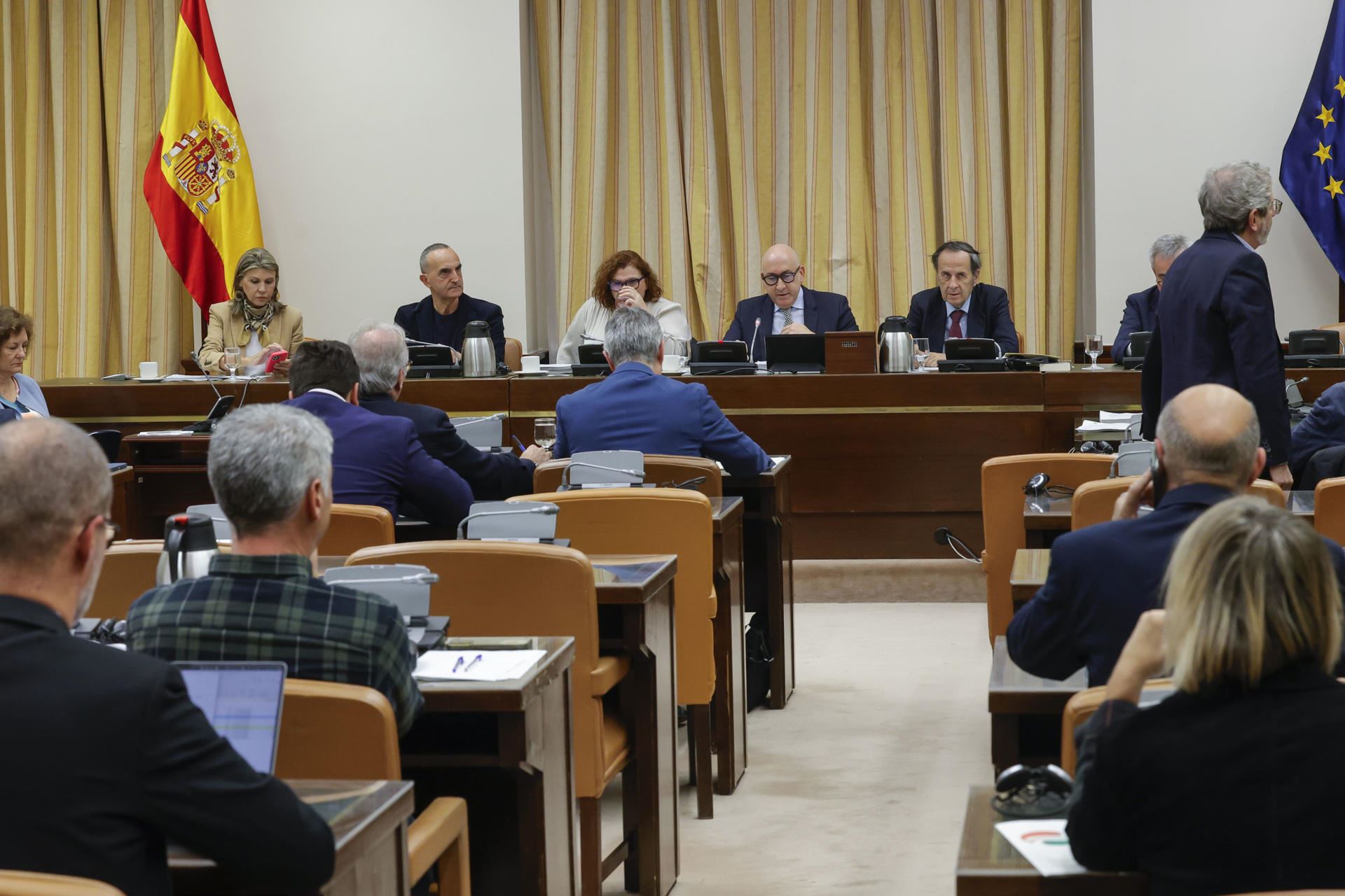 El PSOE pacta con Bildu, ERC y BNG salvar los impuestos a la banca y ...