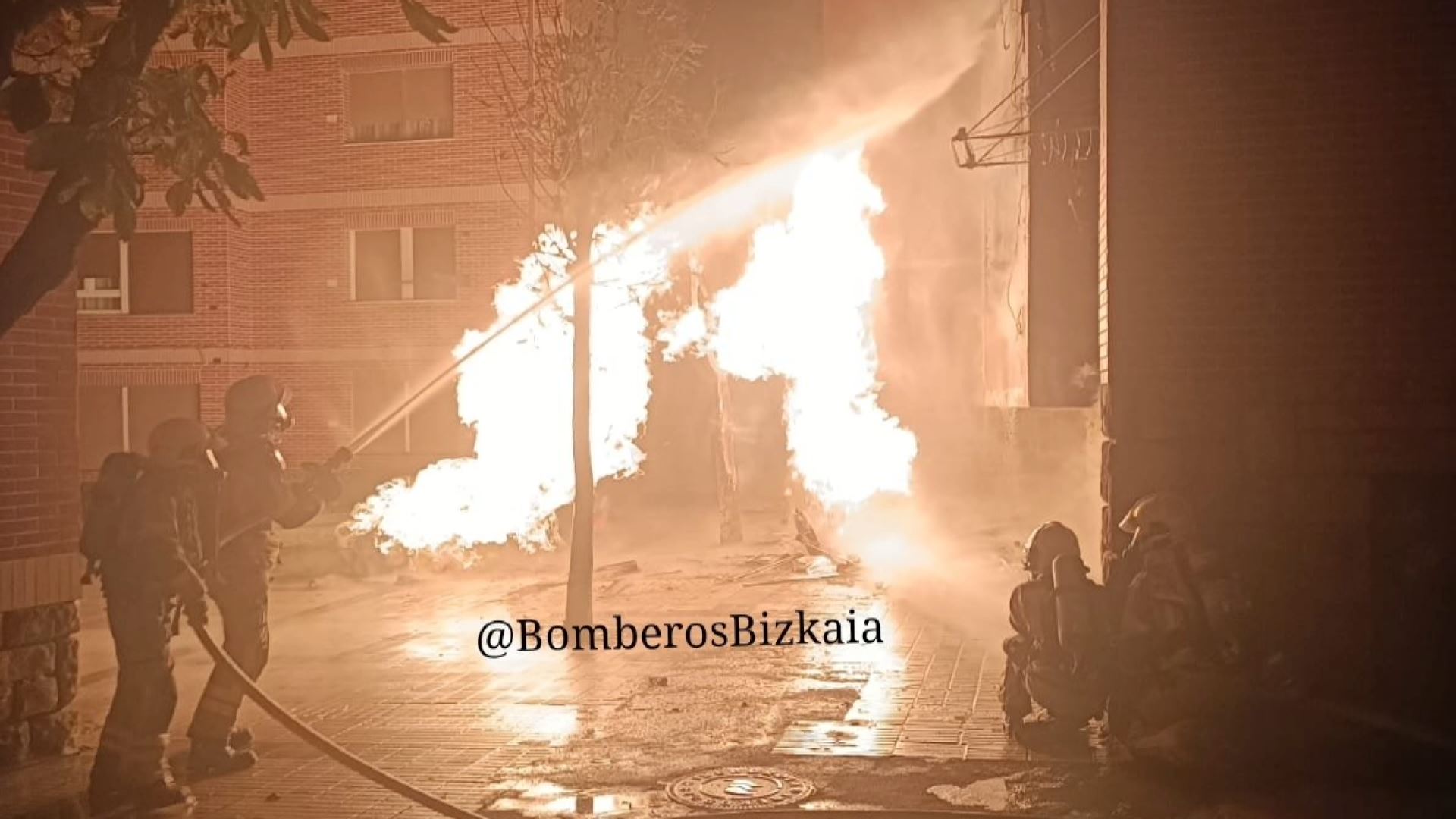 Cuatro familias desalojadas por un incendio en un edificio de viviendas ...