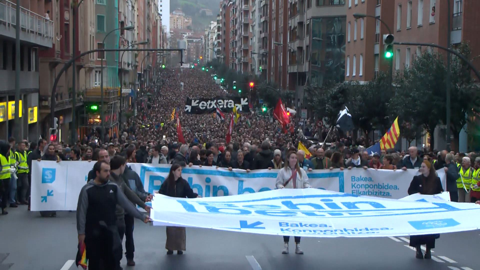 Miles de personas participan en Bilbao en la manifestación en defensa ...
