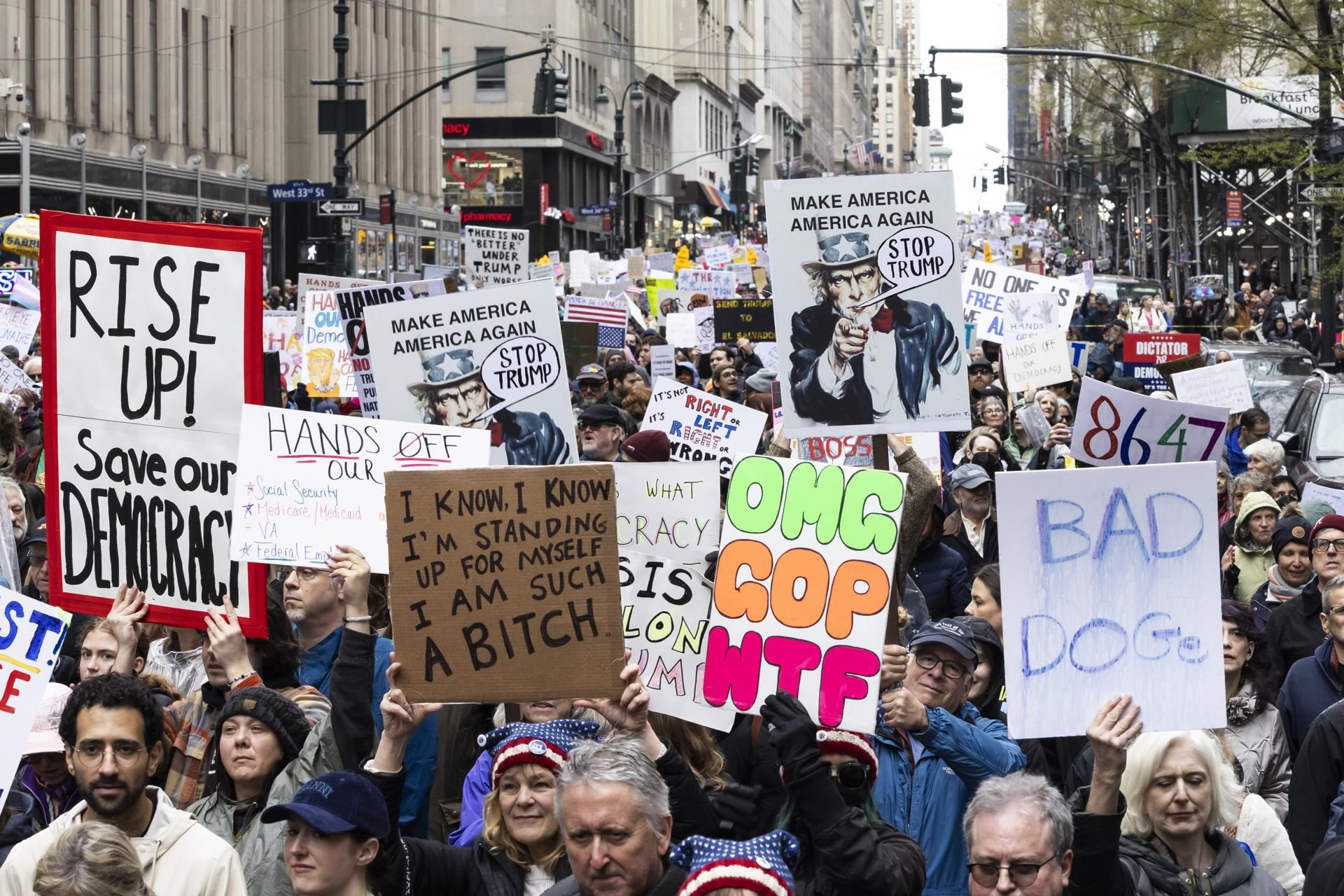 Miles de personas protestan contra los recortes de Trump y Musk en la ...
