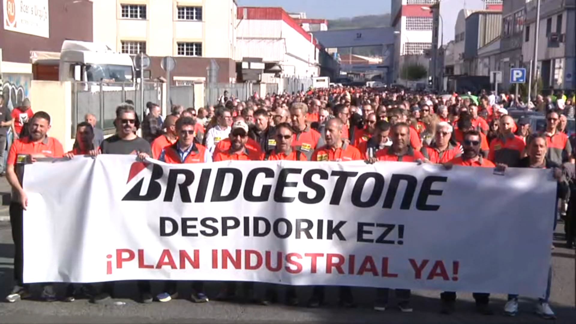 Vídeo: Una manifestación recorre Basauri contra los despidos en Bridgestone