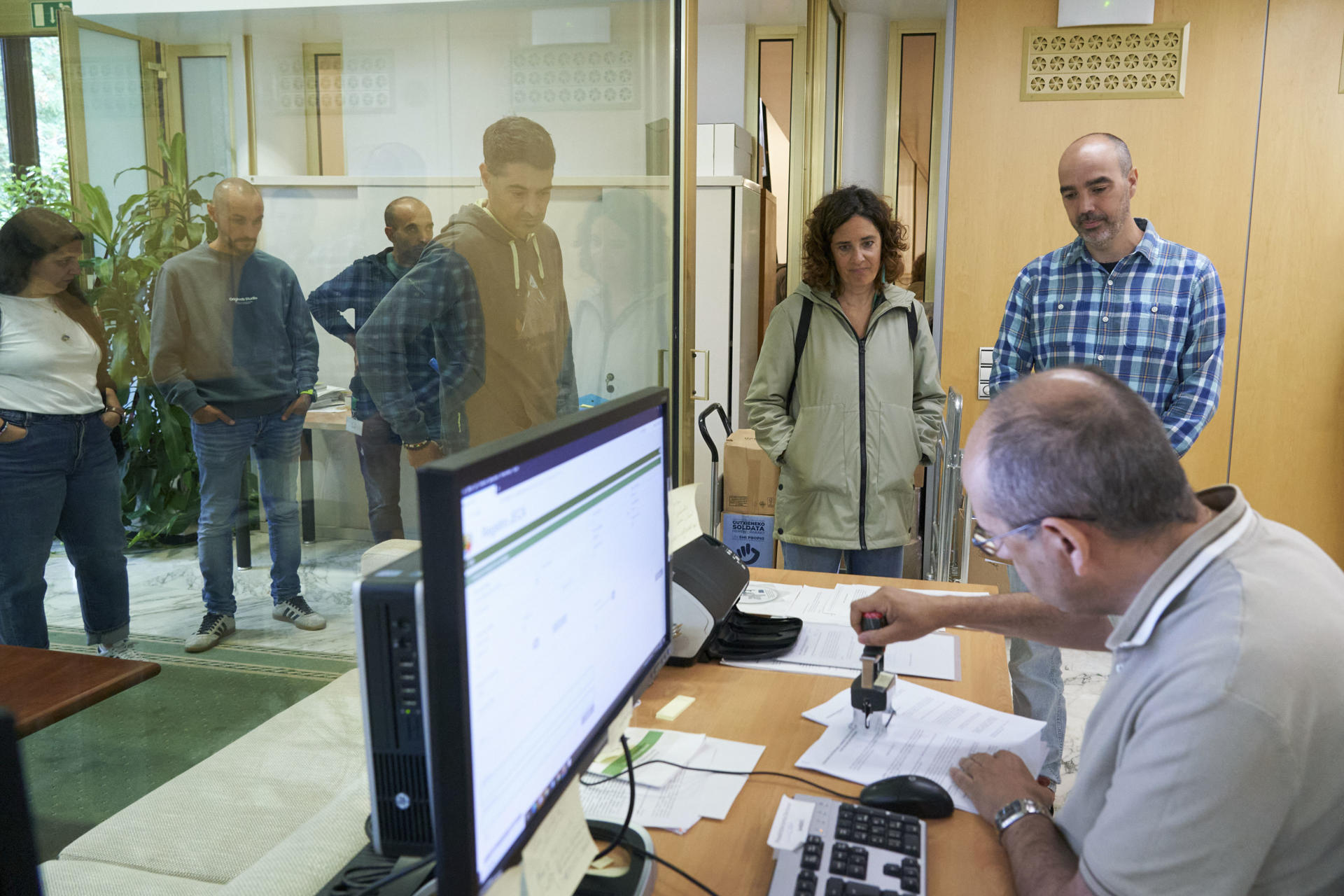 Los sindicatos vascos registran 130 000 firmas para impulsar un SMI ...