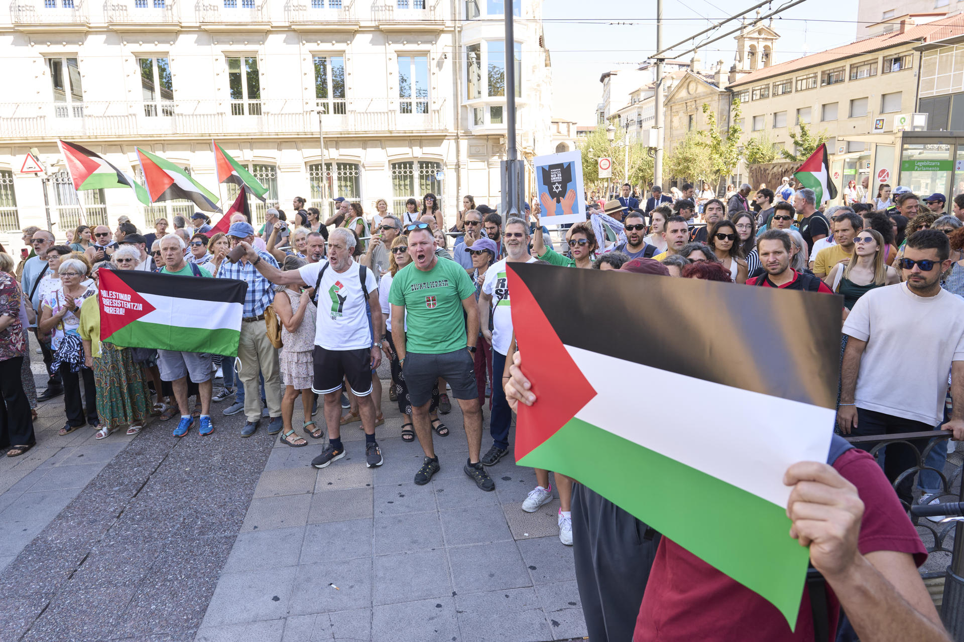 Miles de personas salen a la calle en Hegoalde a favor de Palestina