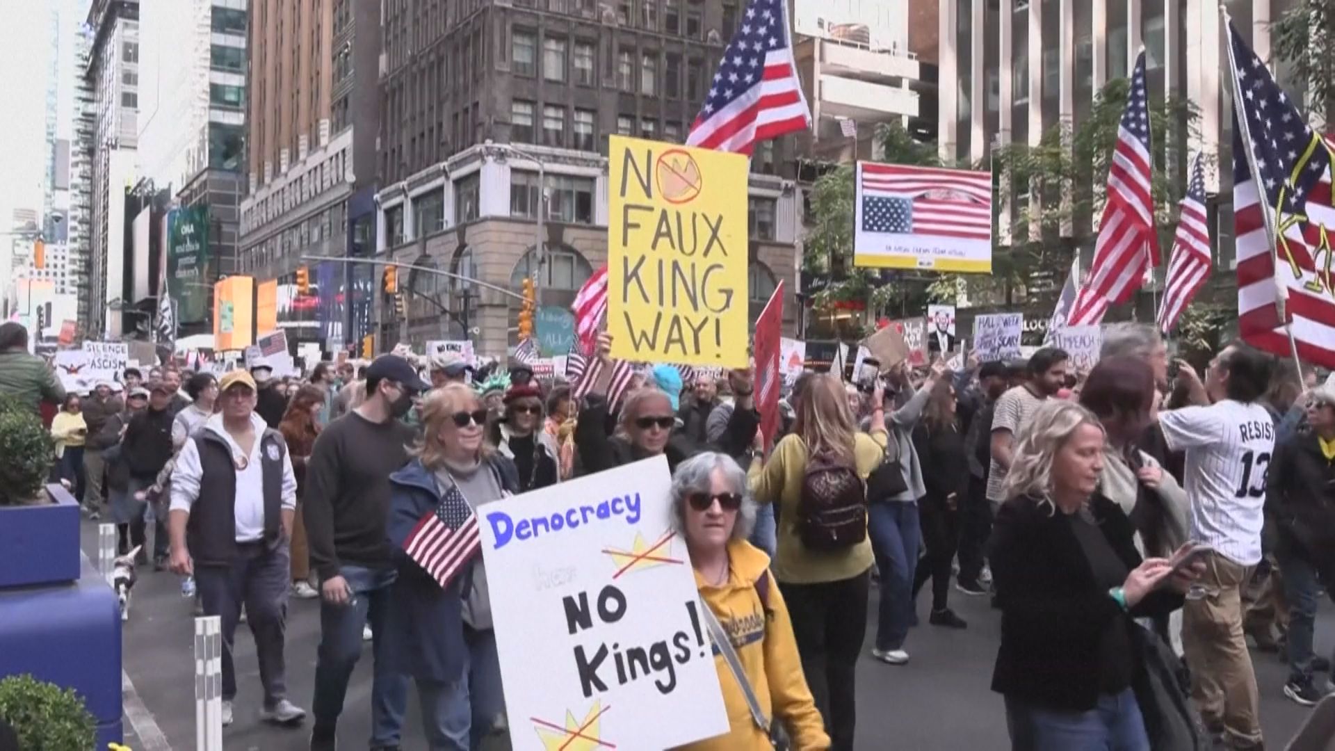 Miles de personas en todo EE.UU. protestan contra Trump | ORAIN