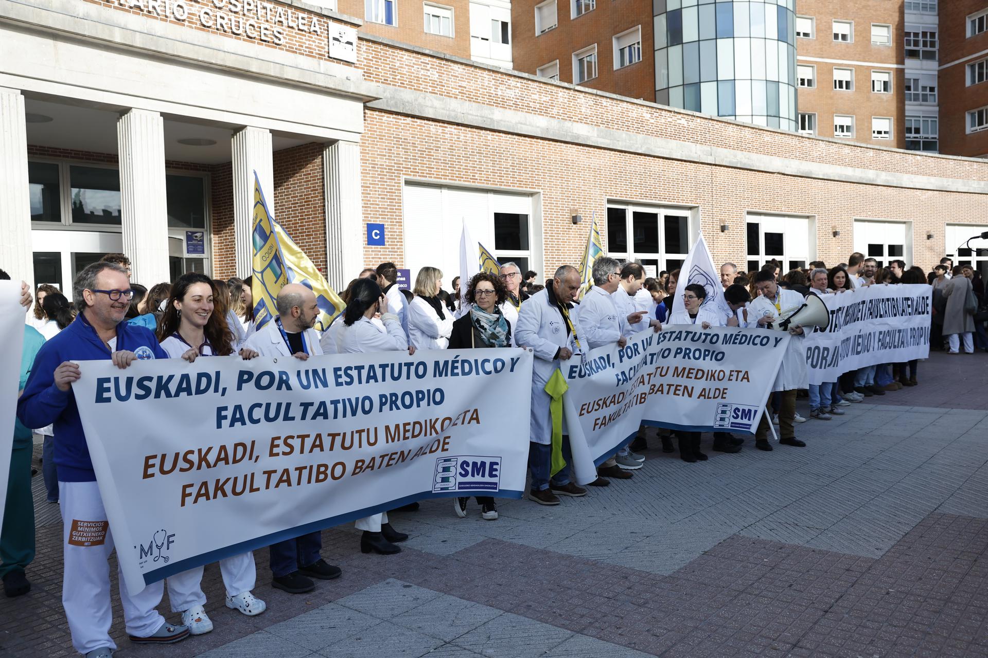 El personal médico de Osakidetza inicia dos días de huelga para exigir ...