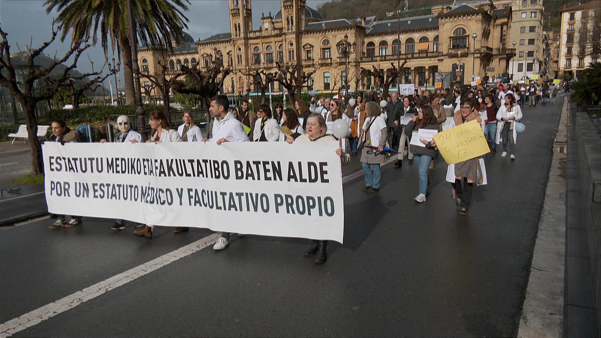 El personal médico culmina su primera semana de huelga para exigir un ...