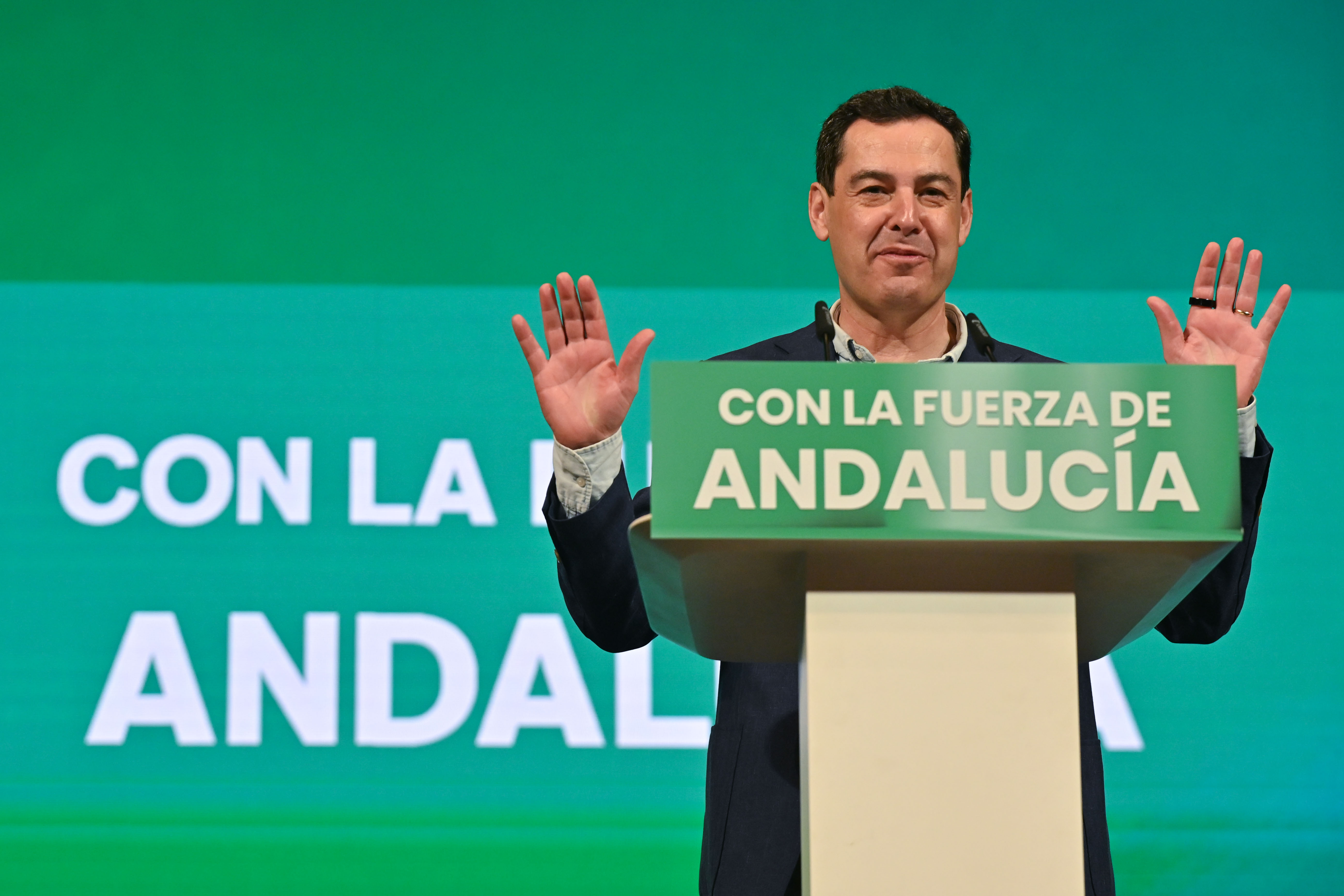 Los sondeos otorgan la mayoría absoluta al PP de Juanma Moreno